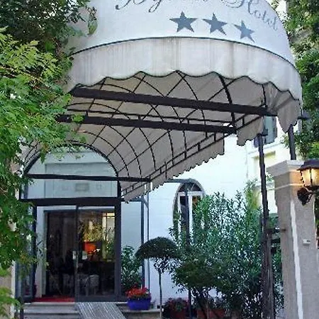 فندق Byron 3*
